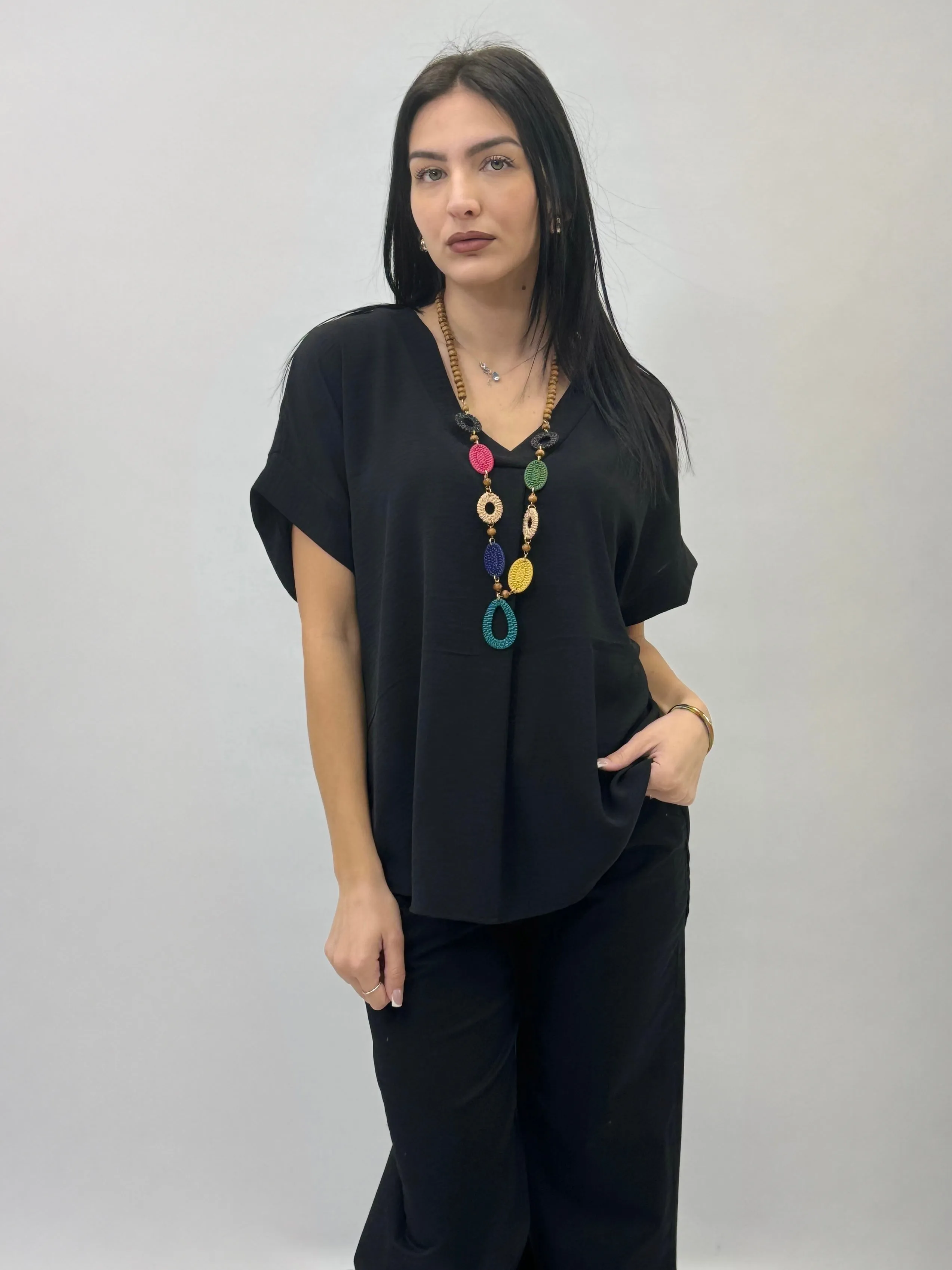 Maglia mezze maniche con collana scollo V