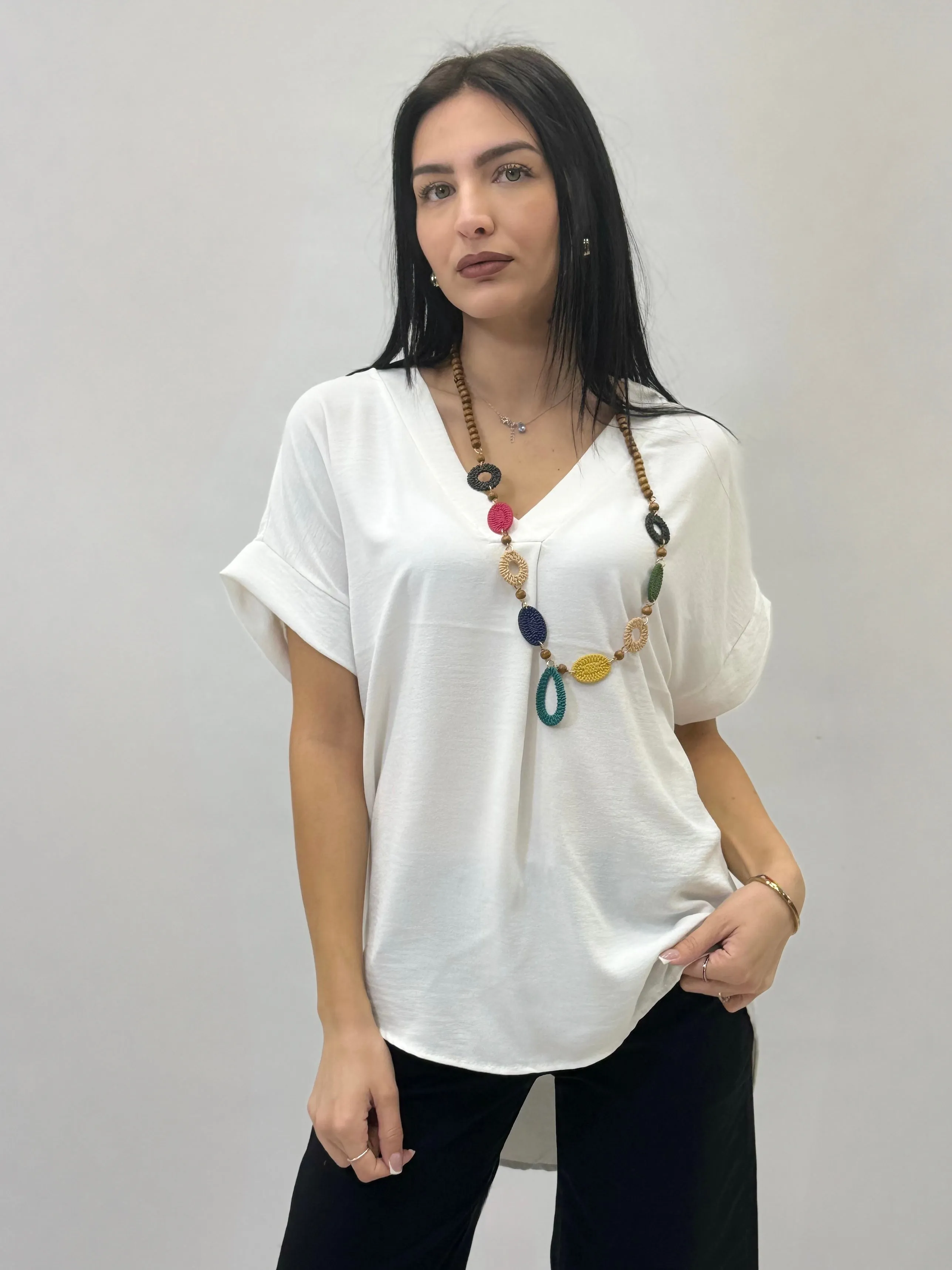 Maglia mezze maniche con collana scollo V