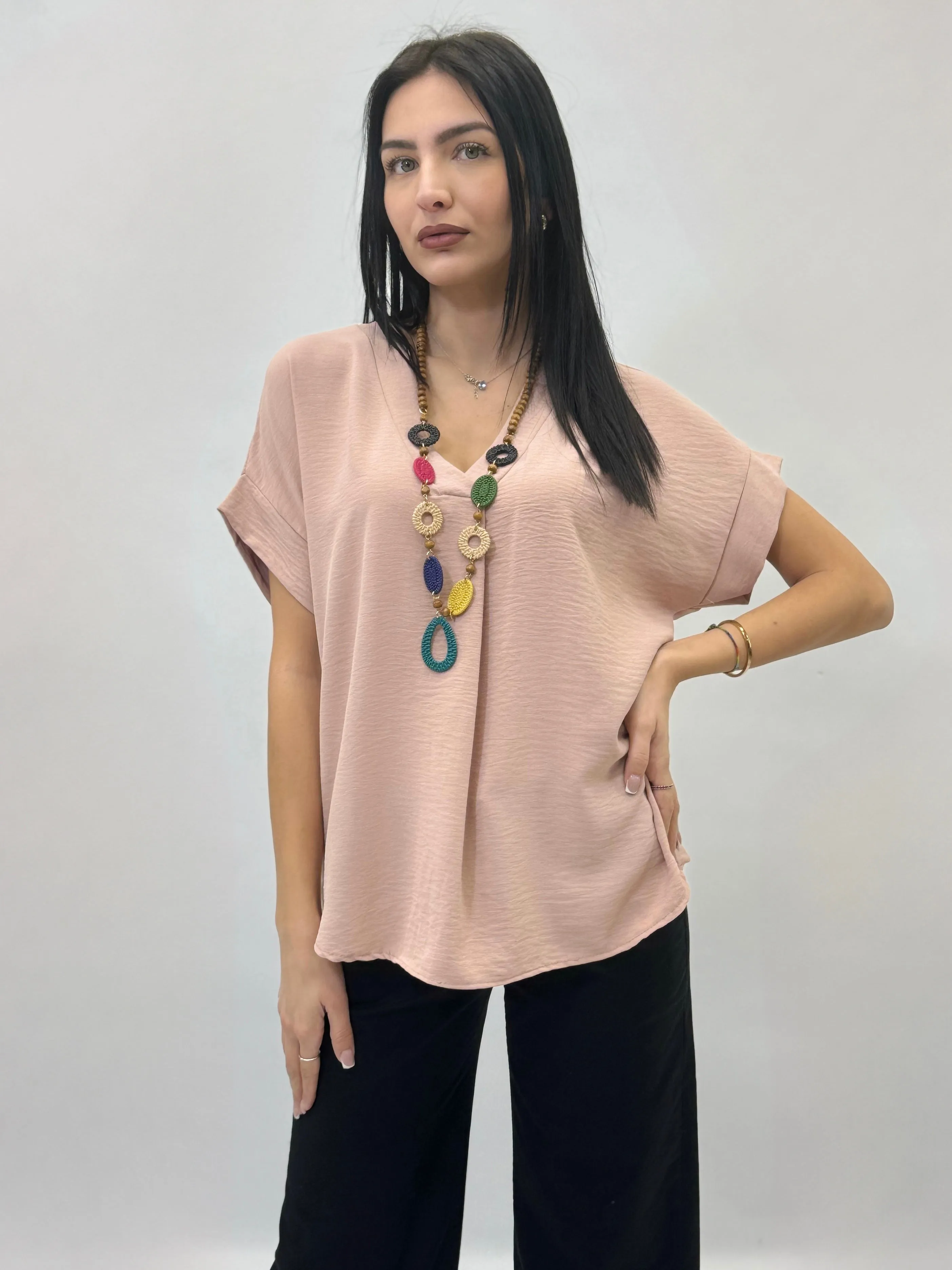 Maglia mezze maniche con collana scollo V