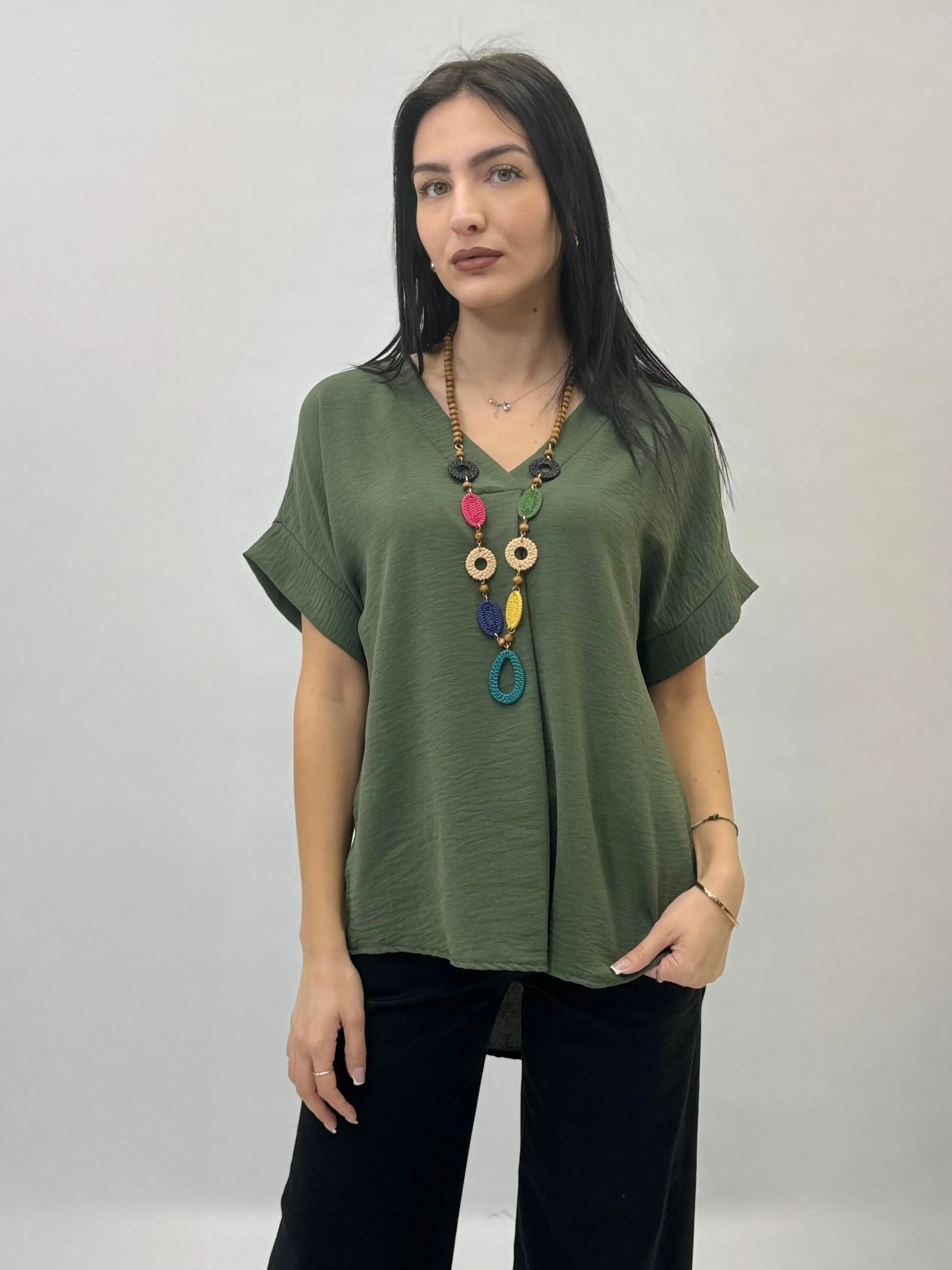 Maglia mezze maniche con collana scollo V