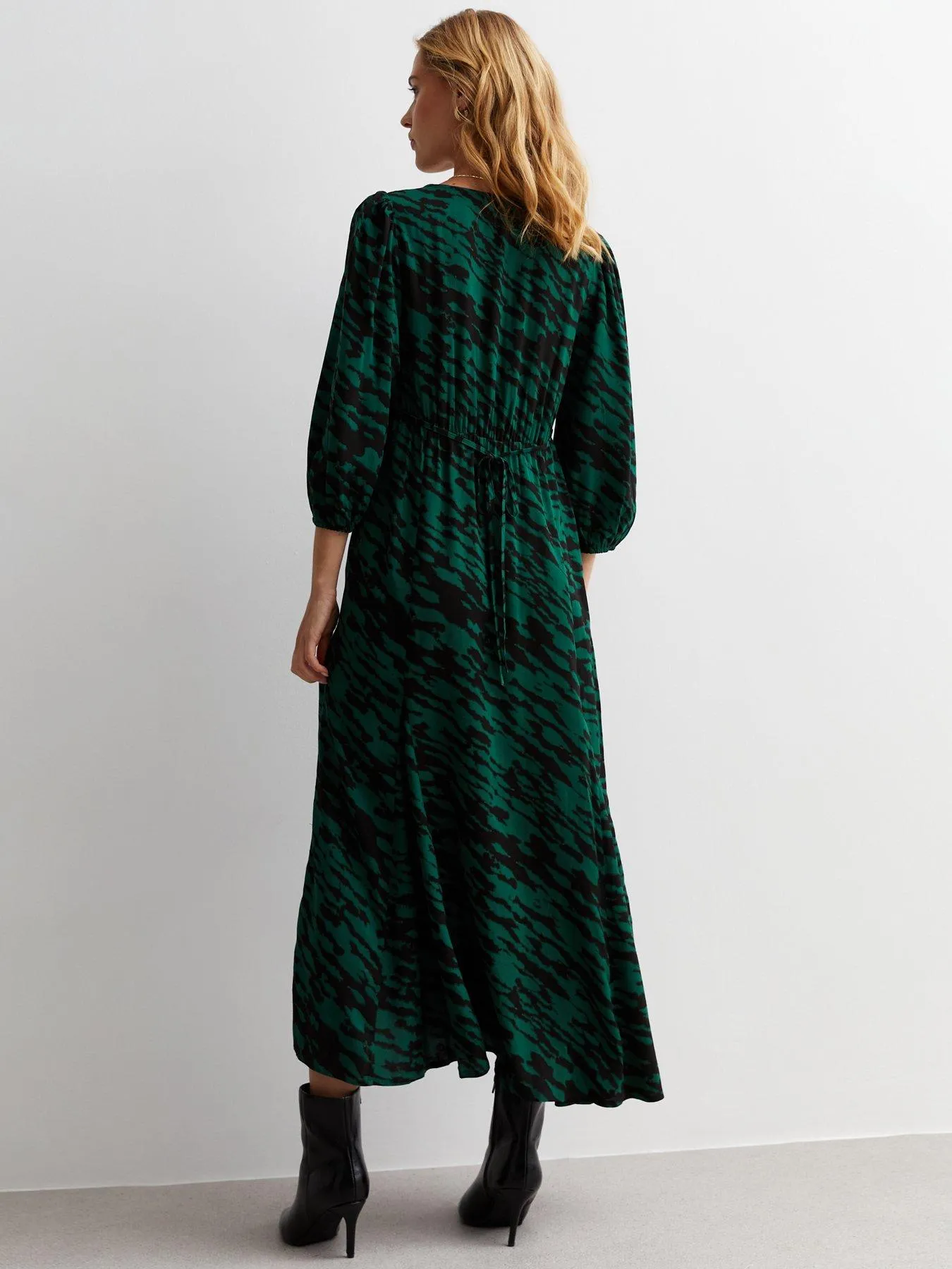 New Look Green Abstract Print V Neck Midaxi Tea Dress