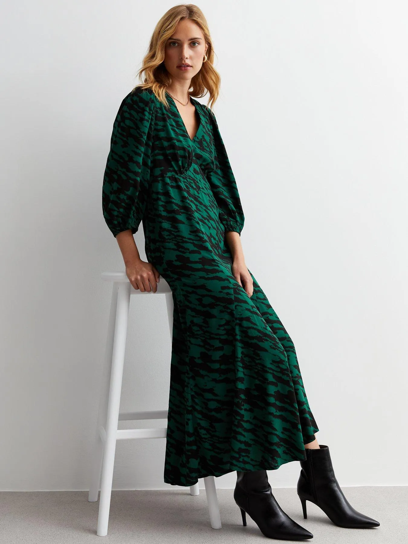 New Look Green Abstract Print V Neck Midaxi Tea Dress