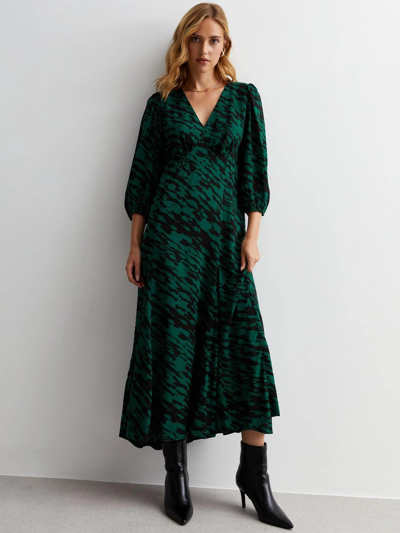 New Look Green Abstract Print V Neck Midaxi Tea Dress